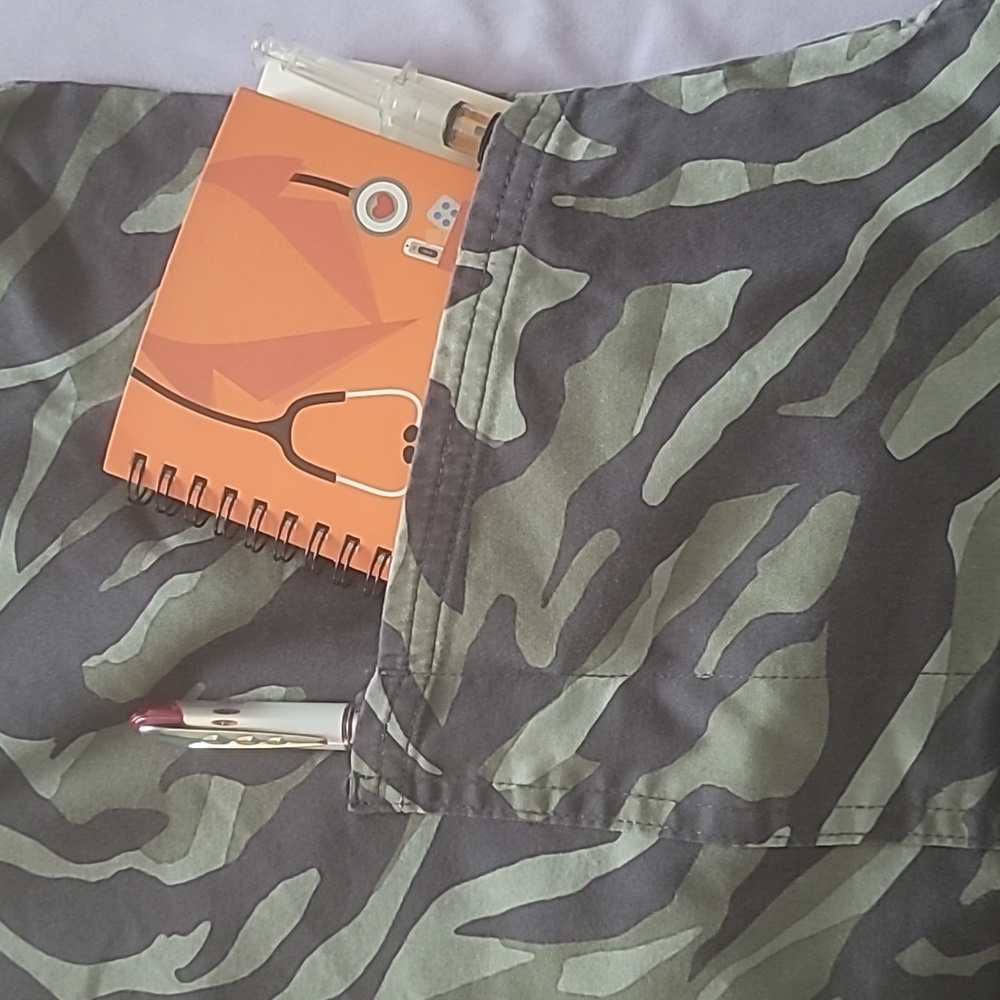 Butter-Soft Stretch Camo Print Scrub Top - Picture 4 of 5